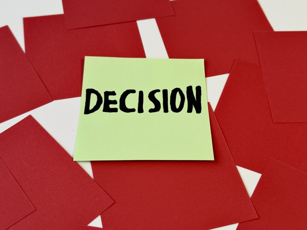 DECISION이 적힌 메모지 &ndash; 강아지 치아 파절 시 발치와 보존을 가르는 결정의 순간