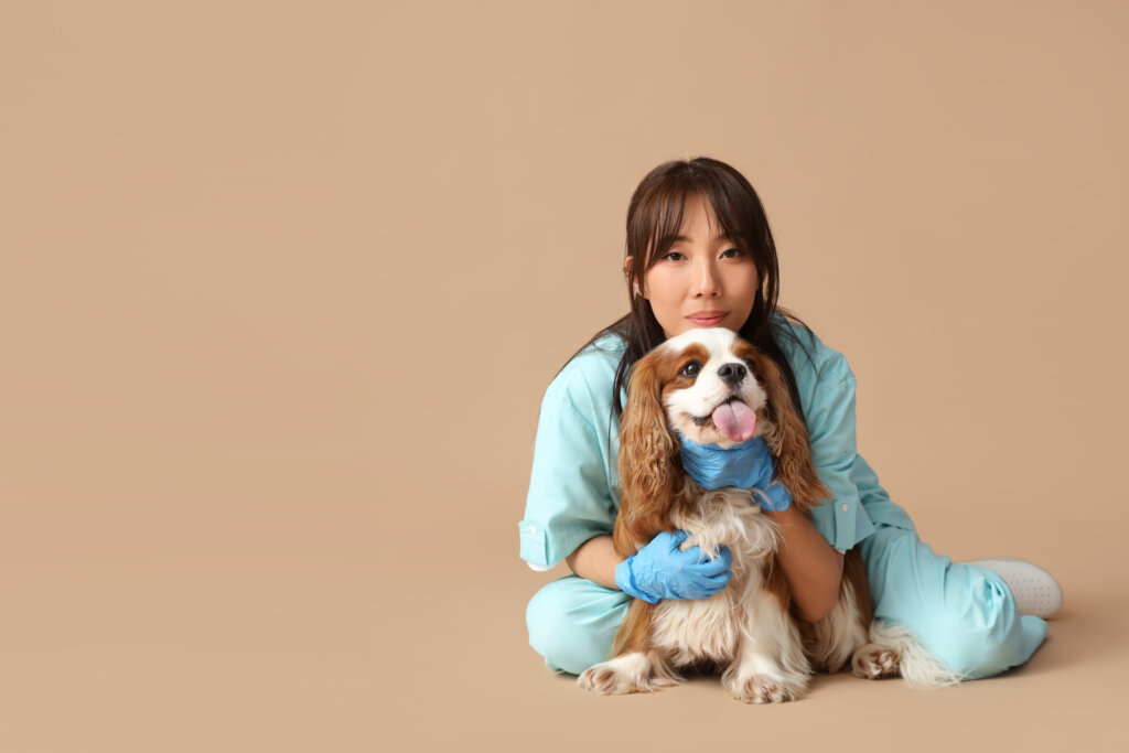 반려견 건강을 걱정하며 소형견을 품에 안고 있는 보호자의 모습
