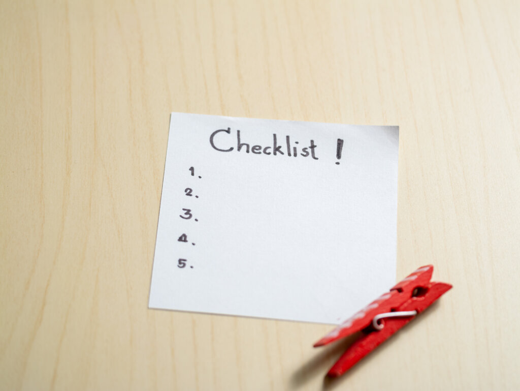 Checklist라고 적힌 메모지와 빨간 집게, 강아지 강박장애 자가진단 10항목 체크리스트